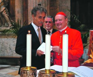 Pedro Cano con el cardenal Ravasi, en el momento de recibir el título, ayer en el Panteón